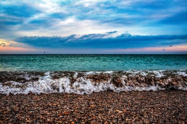 Denizin üzerinde güzel bir gün batımı