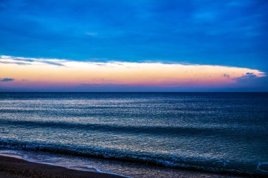Denizin üzerinde güzel bir gün batımı