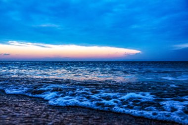 Denizin üzerinde güzel bir gün batımı
