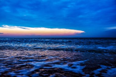 Denizin üzerinde güzel bir gün batımı