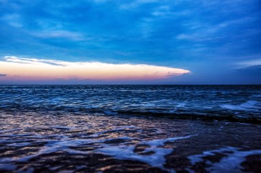 Sahilde güzel bir deniz batımı