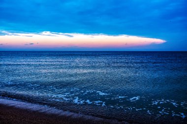 Denizin üzerinde güzel bir gün batımı