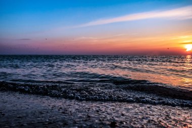 Sahilde gün batımı