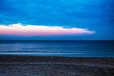 Gün batımında güzel bir deniz manzarası