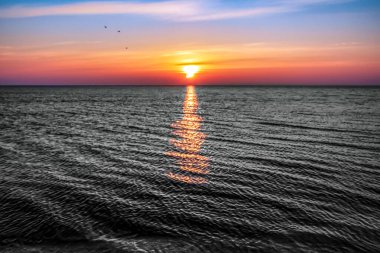 Denizde güzel gün batımı