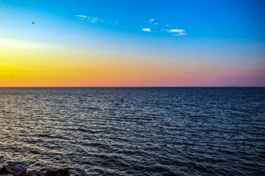 Deniz kıyısında güzel bir gün batımı