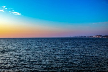 Gün batımında deniz ve gökyüzü