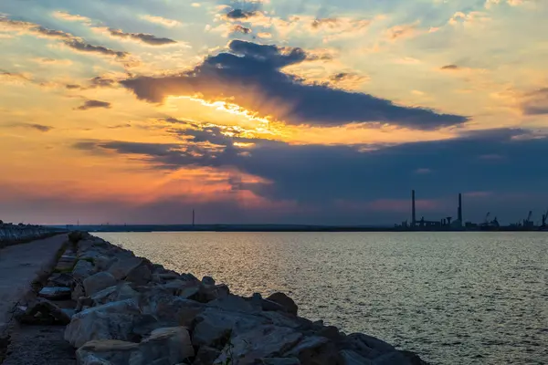 Denizin üzerinde güzel bir gün batımı