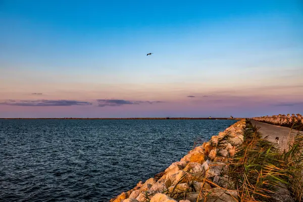 Denizin üzerinde güzel bir gün batımı