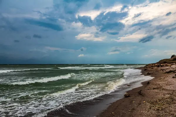 Denizin üzerinde güzel bir gün batımı.