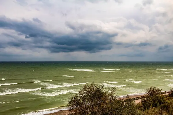 Baltık Denizi 'nde fırtınalı bir hava, Pozej şehrinde akşam vakti büyük bir fırtına, pitoresk bir deniz manzarası.
