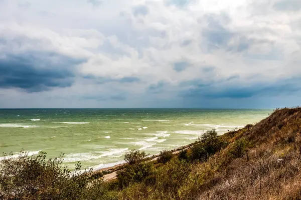 Bulutlu gökyüzü ile güzel bir manzara