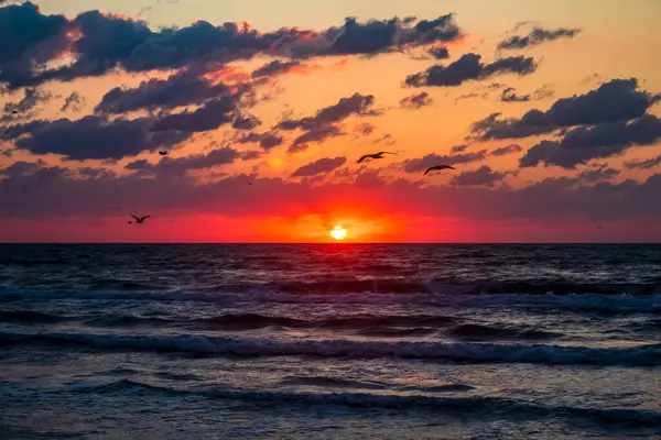 Denizin Üzerinde Gün Doğumu.