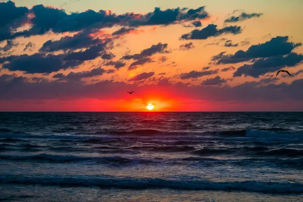 Denizde gün doğumu