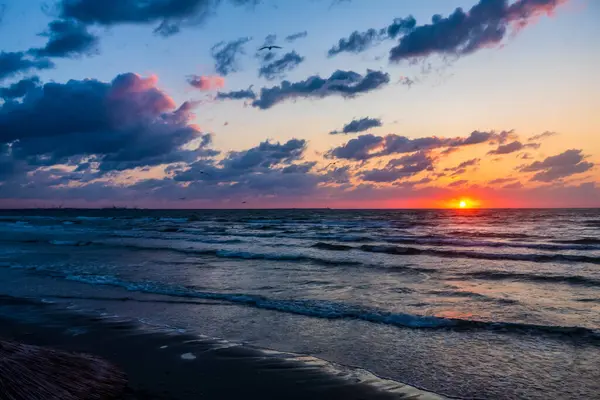 Denizin üzerinde güzel bir gün batımı