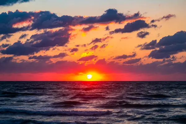 Denizin üzerinde gün batımı.