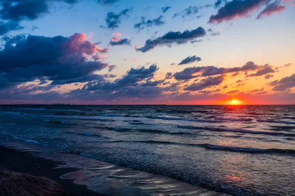 Baltık Denizi sahilinde gün batımı