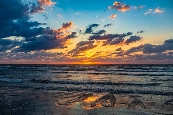 Baltık deniz kıyısında güzel gün batımı.