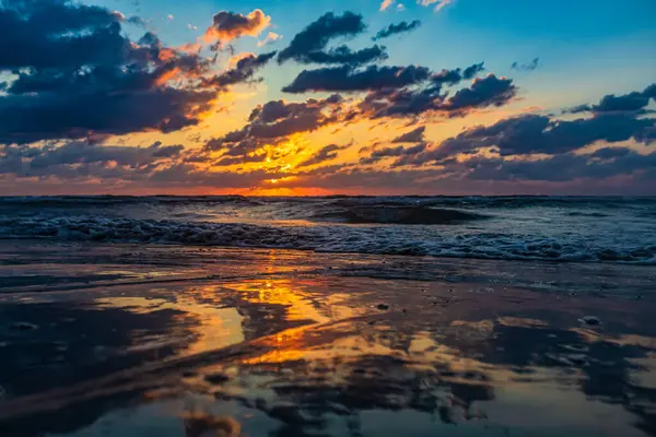 Sahilde gün batımı Güzel denizle