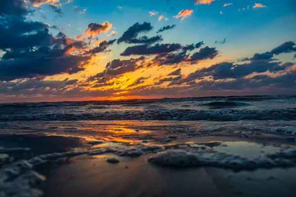 Denizin üzerinde gün batımı