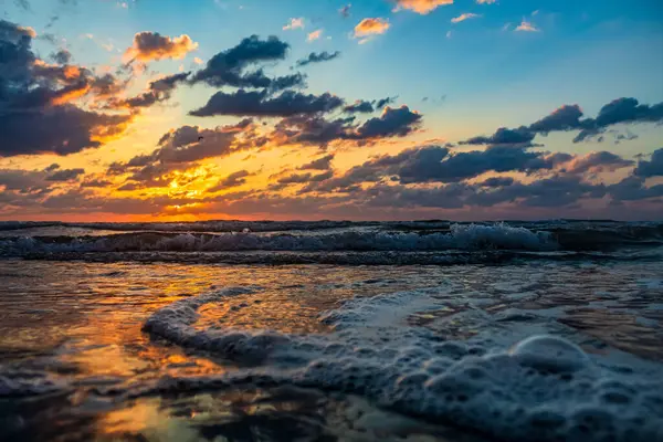 Akdeniz üzerinde güzel gün batımı.