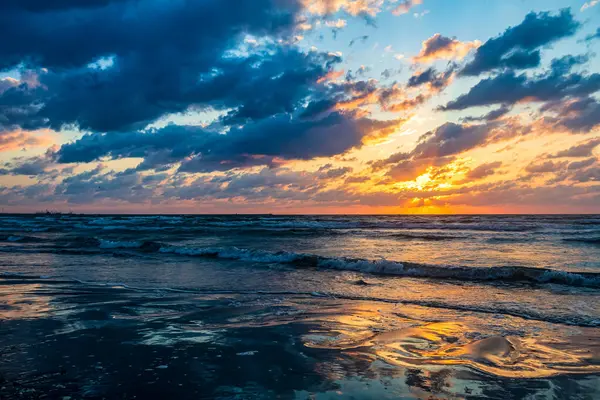 Denizde güzel bir gün batımı