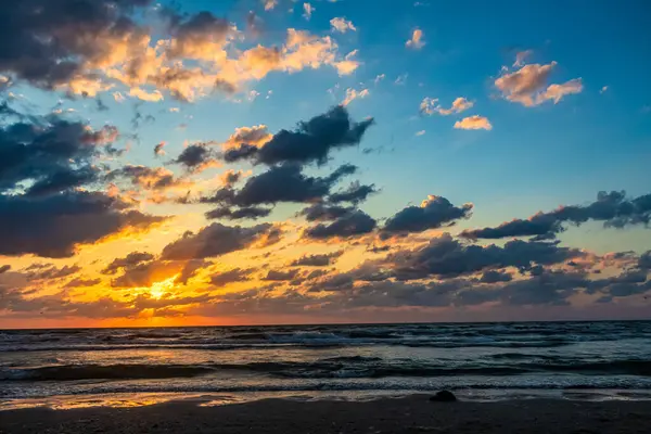 Baltık Denizi 'nde dramatik gün batımı, Baltık Denizi kıyısında