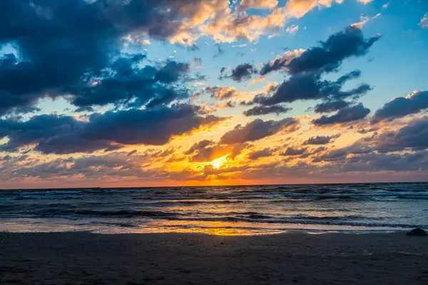 Denizin üzerinde güzel gün batımı, doğa serisi.