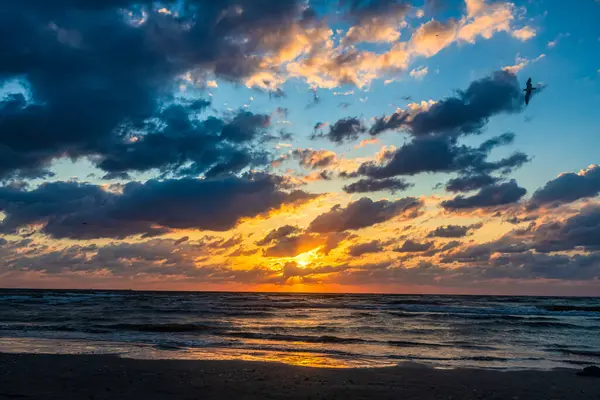Denizin üzerinde güzel bir gün batımı. Doğa bileşimi. Doğa
