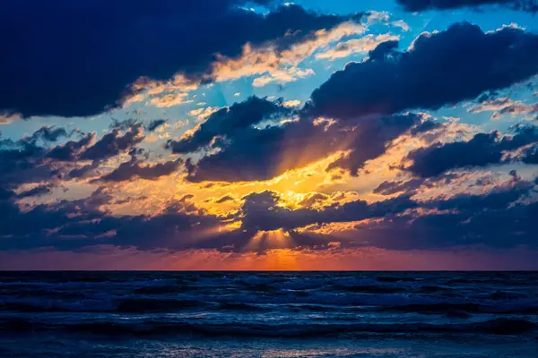 Sahilde gün batımı