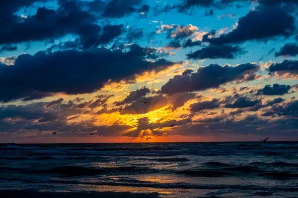 Denizin üzerinde dramatik gün batımı.