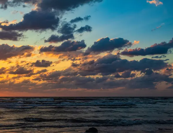 Denizde güzel bir gün batımı. doğa kompozisyon.