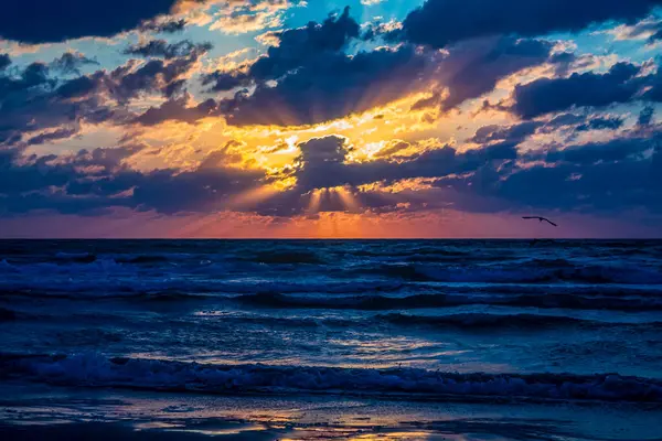 Denizde dramatik bir gün batımı. Güzel deniz manzarası.