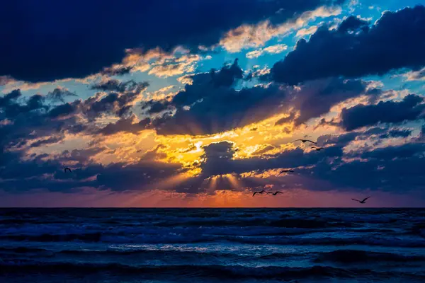 Denizin üzerinde gün batımı