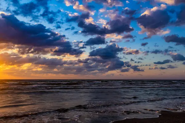 Yazın kumsalda dramatik gün batımı