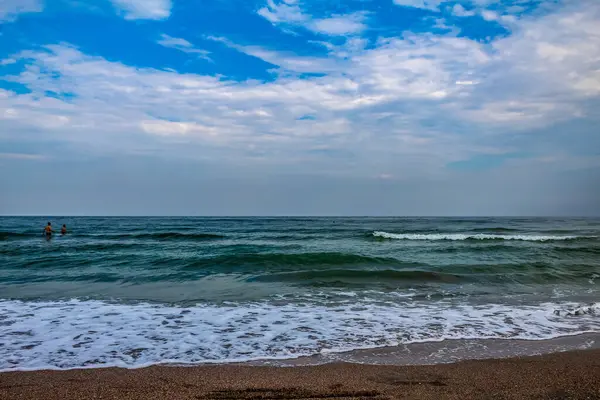 Sahildeki deniz dalgaları