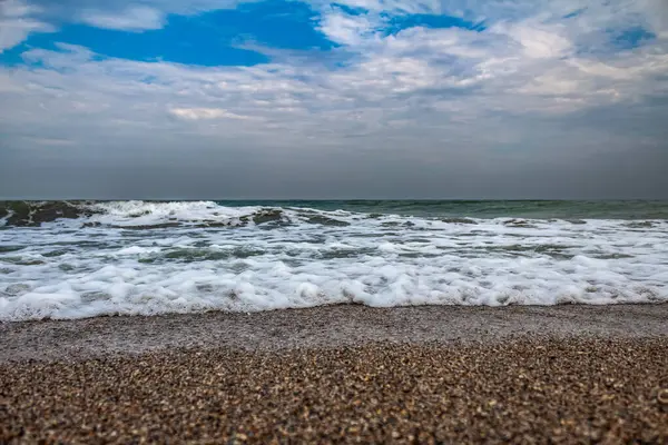 güzel bir plaj ve mavi deniz.