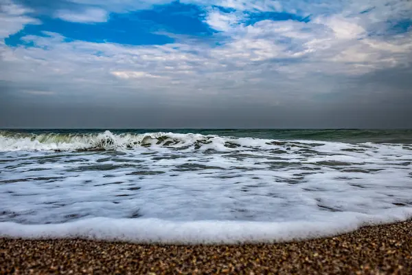 Güzel deniz manzarası ve dalgalar.