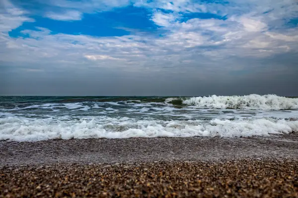 Sahildeki deniz dalgaları