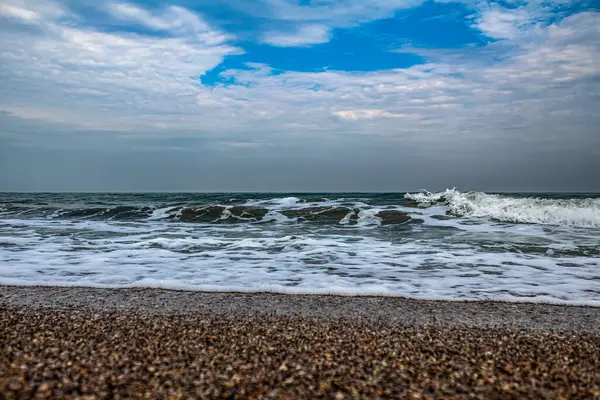 Gökyüzünün arka planında güzel deniz kıyıları