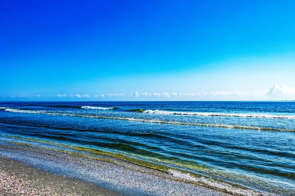 Sahildeki deniz dalgaları