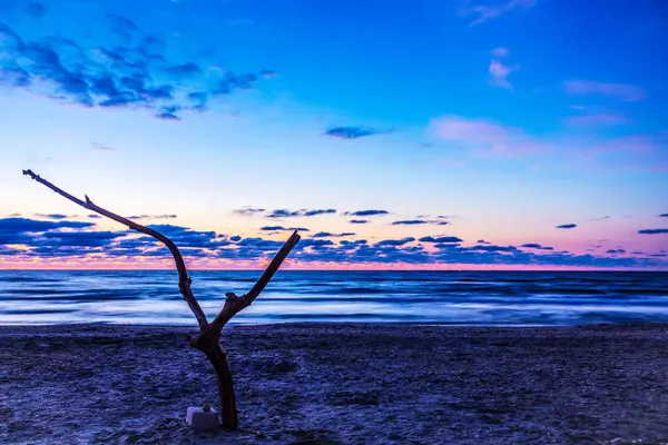 Kumlu bir sahilde gün batımı