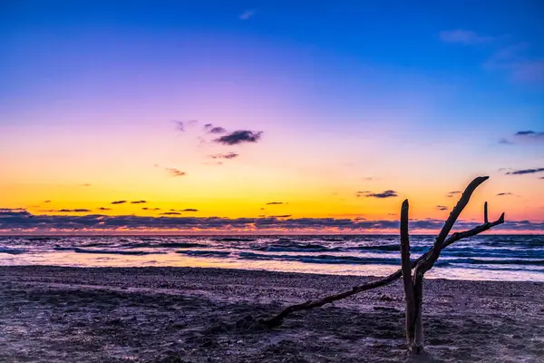 Denizin üzerinde güzel bir gün batımı