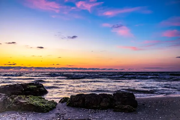 Denizin üzerinde güzel bir gün batımı