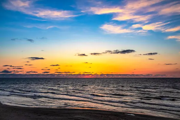 Denizin üzerinde güzel bir gün batımı