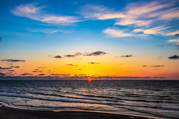 Polonya 'da, Baltık Denizi üzerinde renkli bir gün batımı. Güzel gün batımı.