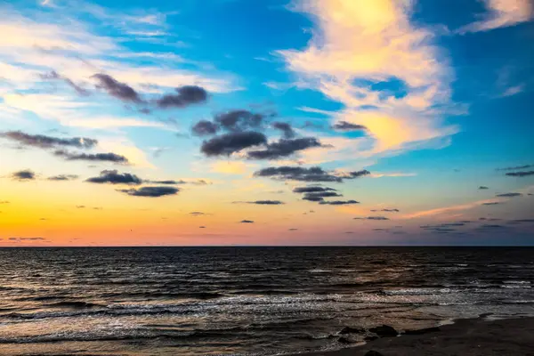 Denizde güzel bir gün batımı, doğa arka planı