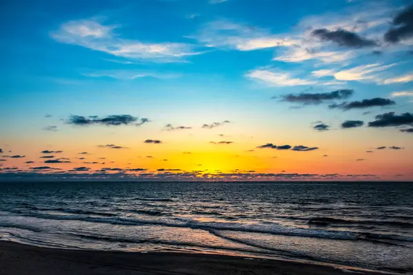 Khao lak plajında gün doğumu