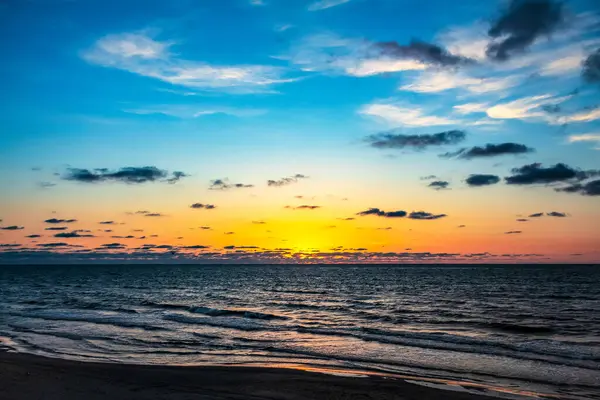 Denizin üzerinde güzel bir gün batımı