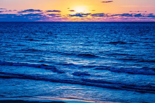 Denizin üzerinde güzel bir gün doğumu